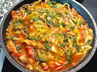 Guiso de verduras con jamón y bacón al curry