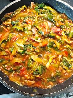 Guiso de verduras con jamón y bacón al curry