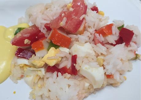 ENSALADA DE ARROZ CON PIMIENTOS, TOMATES Y SURIMI ENSALADA DE ARROZ CON PIMIENTOS, TOMATES Y SURIMI