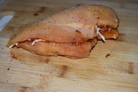 Pechuga de pollo envuelta en panceta crujiente rellena de quesos al Cajún