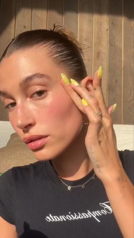 10 trucos de maquillaje de Hailey Bieber