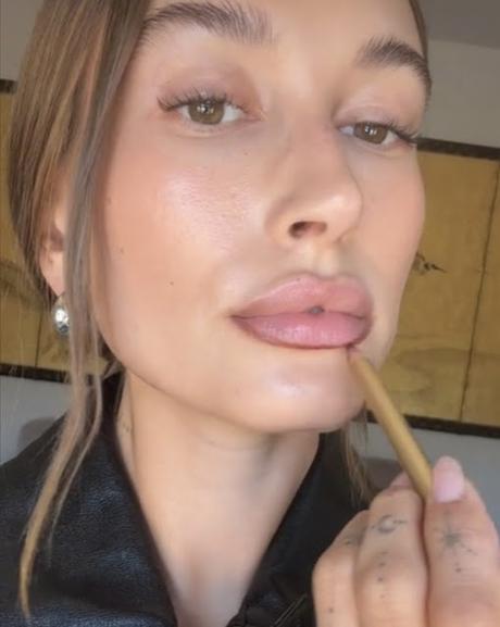 truco labios hailey Bieber