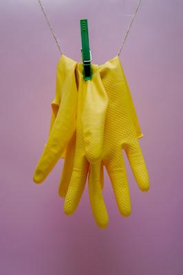 Guantes de goma colgados y sujetos por una pinza Guantes de goma colgados y sujetos por una pinza