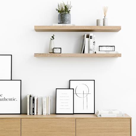 ¿Cómo diseñar los interiores de habitaciones minimalistas pequeñas? Estantes funcionales y decorativos