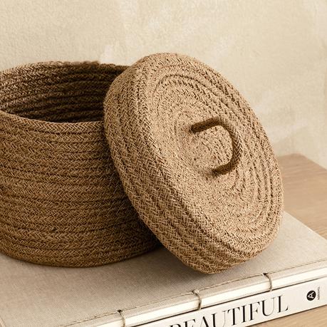 ¿Cómo diseñar los interiores de habitaciones minimalistas pequeñas? Cestas con tejidos naturales