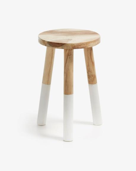 ¿Cómo diseñar los interiores de habitaciones minimalistas pequeñas? Taburete que también puede servir de mesa auxiliar