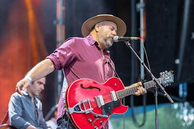 LOS ESTANQUES Y ANNI B SWEET + MCENROE EN NOCHES DEL BOTÁNICO: 'TODO A LA VEZ... SIN RECHISTAR' [CRÓNICA]