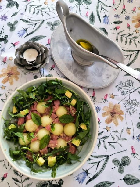 Ensalada de melón blanco, atún rojo, aguacate y rúcula