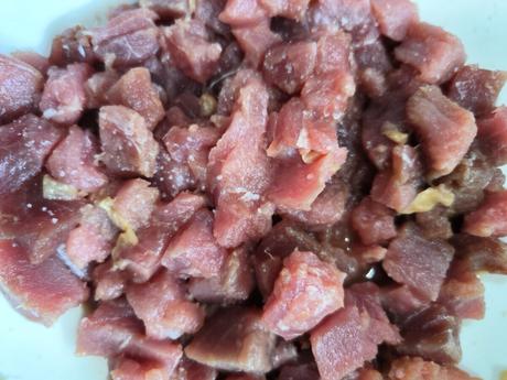 Ensalada de melón blanco, atún rojo, aguacate y rúcula