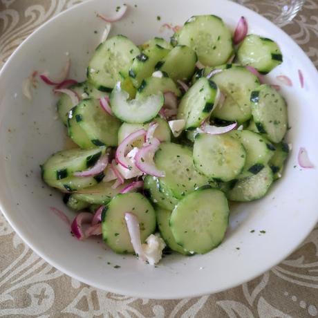 ENSALADA DE PEPINO, CEBOLLA Y FETA