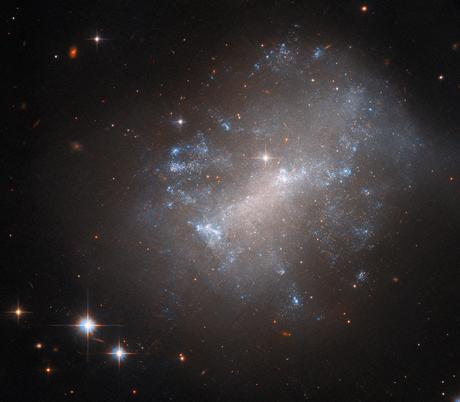 Hubble captura una galaxia irregular ondulante