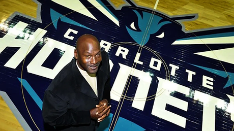 Michael Jordan con el logotipo de los Hornets