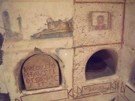 Columbarium, urnas en columbario en la antigua Roma