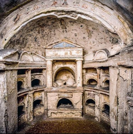 Columbarium, urnas en columbario en la antigua Roma