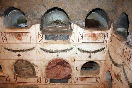 Columbarium, urnas en columbario en la antigua Roma