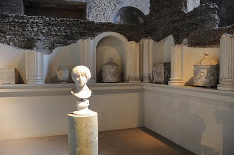 Columbarium, urnas en columbario en la antigua Roma