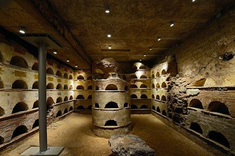 Columbarium, urnas en columbario en la antigua Roma