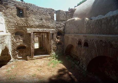 Columbarium, urnas en columbario en la antigua Roma