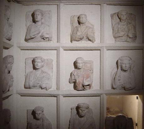 Columbarium, urnas en columbario en la antigua Roma