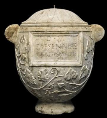 Columbarium, urnas en columbario en la antigua Roma