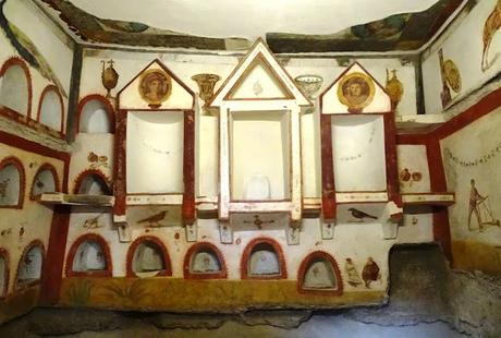 Columbarium, urnas en columbario en la antigua Roma