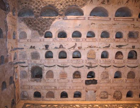 Columbarium, urnas en columbario en la antigua Roma