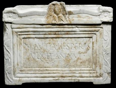 Columbarium, urnas en columbario en la antigua Roma