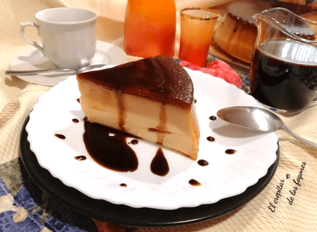 FLAN DE GALLETAS CON SIROPE DE CHOCOLATE CASERO FLAN DE GALLETAS CON SIROPE DE CHOCOLATE CASERO
