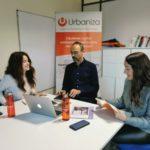 Woman working at home experiencing back pain oficina urbaniza