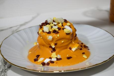 Timbal de tomate y mozarella bañado en salmorejo Timbal de tomate y mozarella bañado en salmorejo