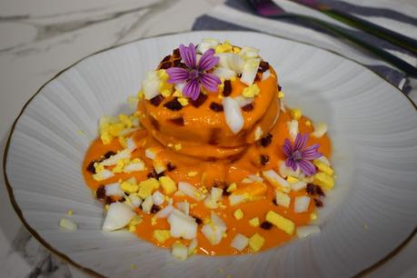 Timbal de tomate y mozarella bañado en salmorejo Timbal de tomate y mozarella bañado en salmorejo