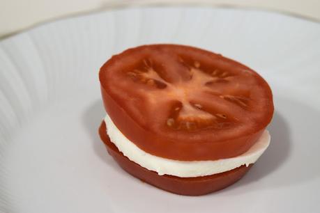 Timbal de tomate y mozarella bañado en salmorejo Timbal de tomate y mozarella bañado en salmorejo