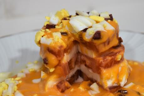 Timbal de tomate y mozarella bañado en salmorejo Timbal de tomate y mozarella bañado en salmorejo