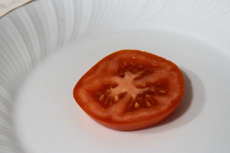 Timbal de tomate y mozarella bañado en salmorejo Timbal de tomate y mozarella bañado en salmorejo