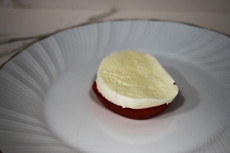 Timbal de tomate y mozarella bañado en salmorejo Timbal de tomate y mozarella bañado en salmorejo