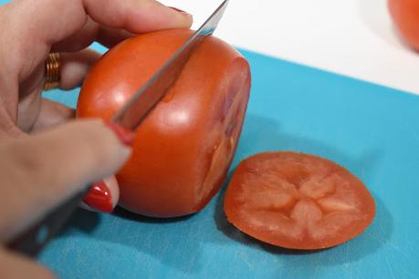 Timbal de tomate y mozarella bañado en salmorejo Timbal de tomate y mozarella bañado en salmorejo