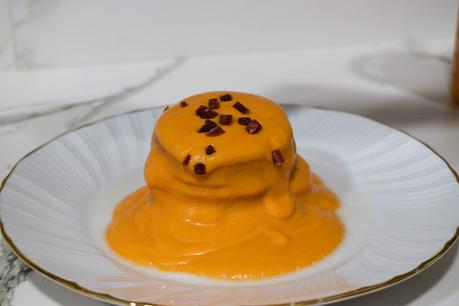 Timbal de tomate y mozarella bañado en salmorejo Timbal de tomate y mozarella bañado en salmorejo