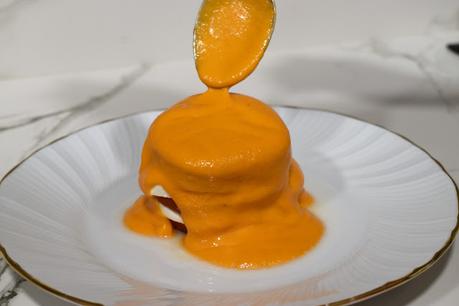 Timbal de tomate y mozarella bañado en salmorejo