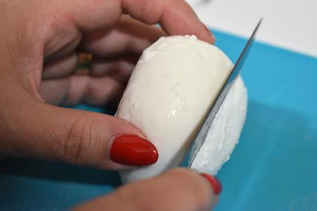 Timbal de tomate y mozarella bañado en salmorejo Timbal de tomate y mozarella bañado en salmorejo