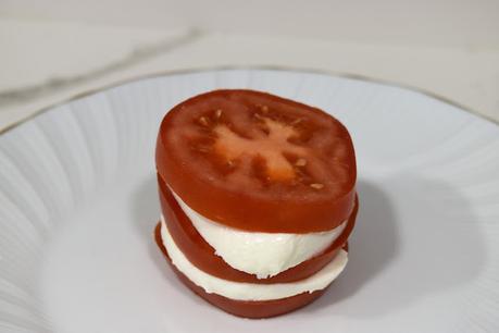 Timbal de tomate y mozarella bañado en salmorejo Timbal de tomate y mozarella bañado en salmorejo