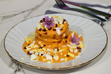 Timbal de tomate y mozarella bañado en salmorejo Timbal de tomate y mozarella bañado en salmorejo