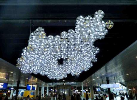 Sólidos de Kelvin en las Estaciones de La Haya y Rótterdam