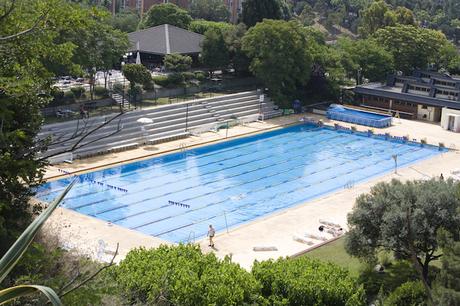 Verano en Barcelona: las mejores piscinas municipales para ir con niños piscina descubierto montjuic