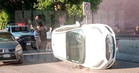 Vuelco de vehículo en Fray Diego de la Magdalena solo causa daños materiales