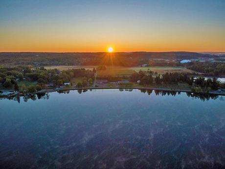 Amanecer sobre el lago Edinboro