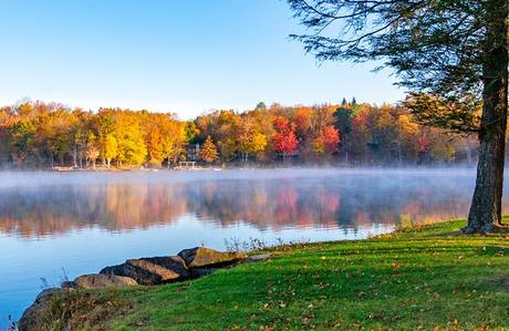 Niebla y colores otoñales en el lago Ariel