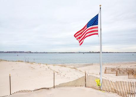 Una bandera estadounidense ondea sobre Breezy Point Beach