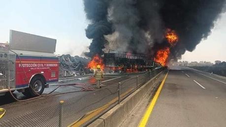 Mega Carambola en Carretera Guadalajara – Lagos de Moreno Resulta en Un Gran Incendio y Daños Múltiples