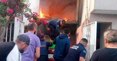 Incendio en vivienda de Unidad Habitacional Ponciano Arriaga sofocado por Guardia Municipal