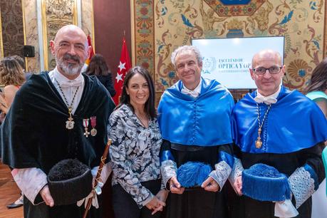 Cione, con los nuevos graduados en óptica de la UCM Cione, con los nuevos graduados en óptica de la UCM